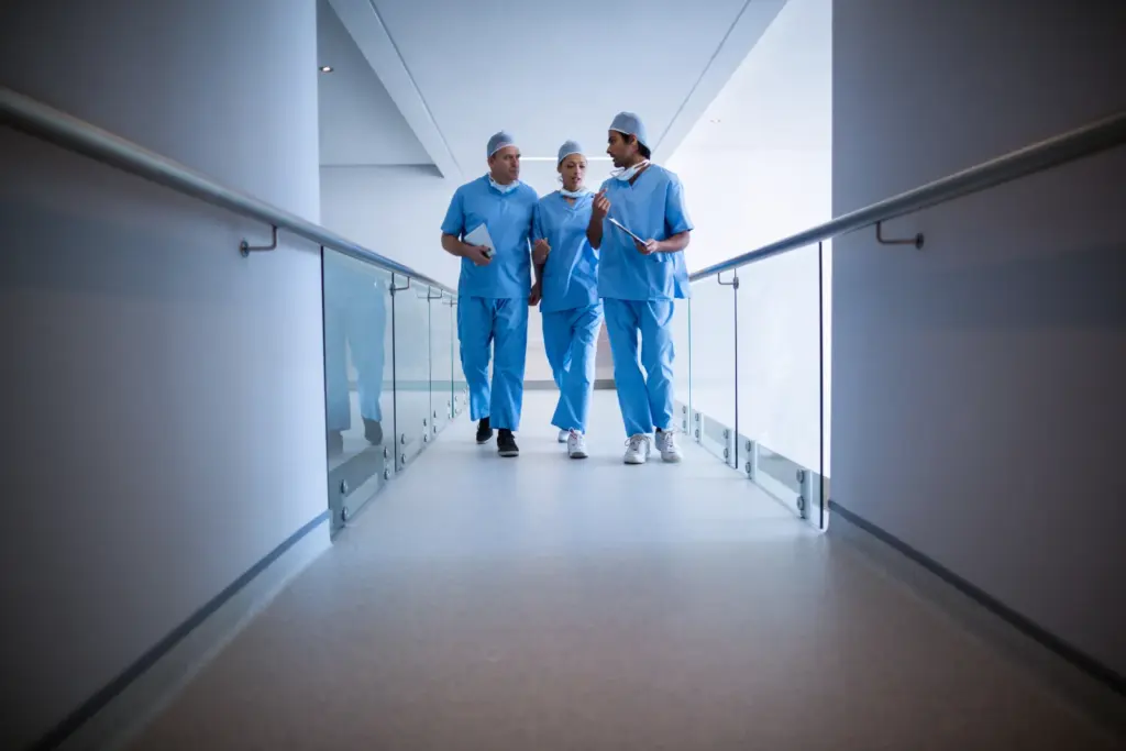 Medici che camminano nel corridoio di un ospedale