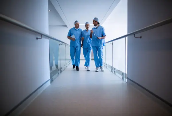 Medici che camminano nel corridoio di un ospedale