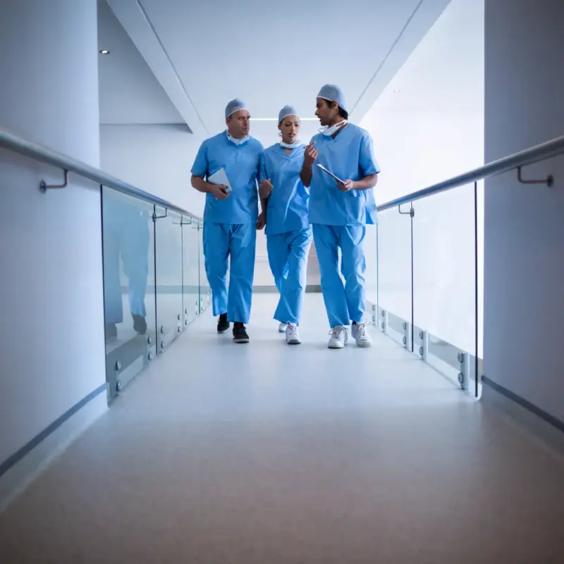 Medici che camminano nel corridoio di un ospedale